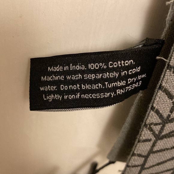 NWT!  CYNTHIA ROWLEY CURIOUS GLOW IN THE DARK SPIDERWEB HALLOWEEN TABLE RUNNER - Picture 8 of 11